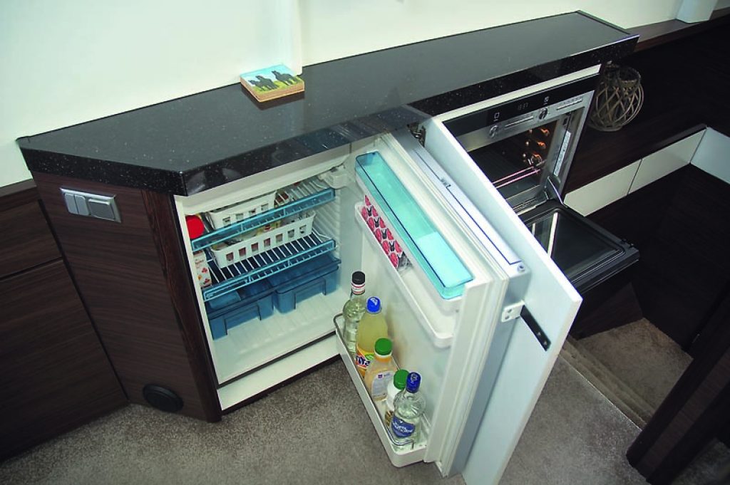 Aqua 21 Kuehlschrank und Backofen im Sideboard_4c