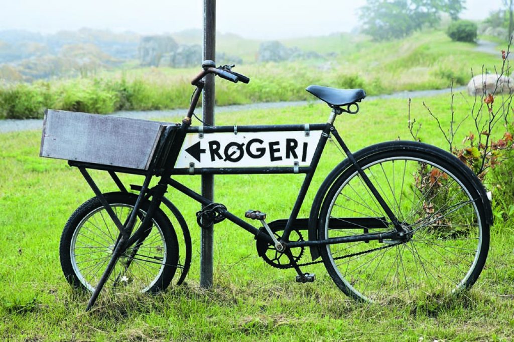 BORNHOLM Fahrrad mit Hinweisschild zur Raeucherei_4c