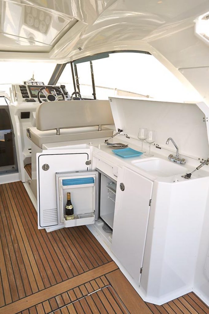 Jeanneau Leader 40 Cockpit mit Wetbar