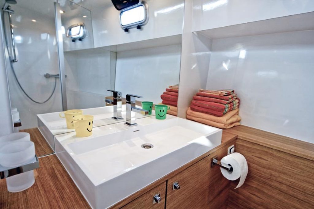 SL 9 Badezimmer mit abgeteilter Duschkabine