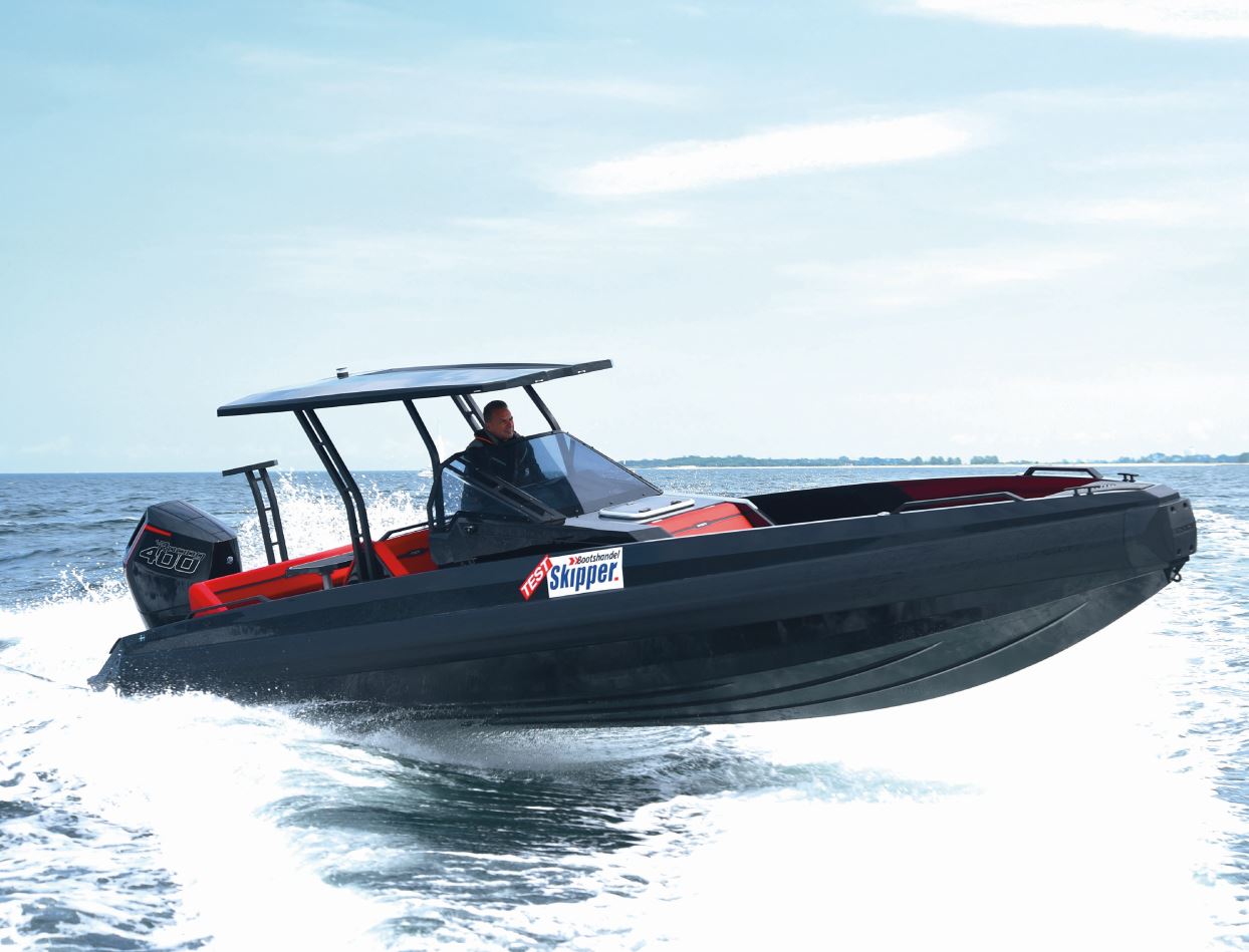 Auf der Kieler Förde stellt die Iron 907 T-Top bei bis zu 54 kn ihr exzellentes Fahrverhalten unter Beweis.