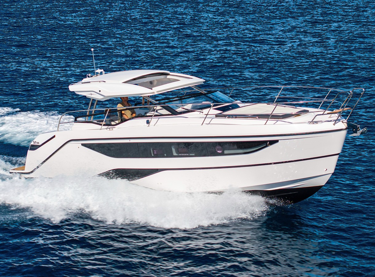 Bavarias neue SR35 Open Top überzeugtmit einer stimmigen Linienführung.
Der Entwurf stammt vom
römischen Designer Marco Casali