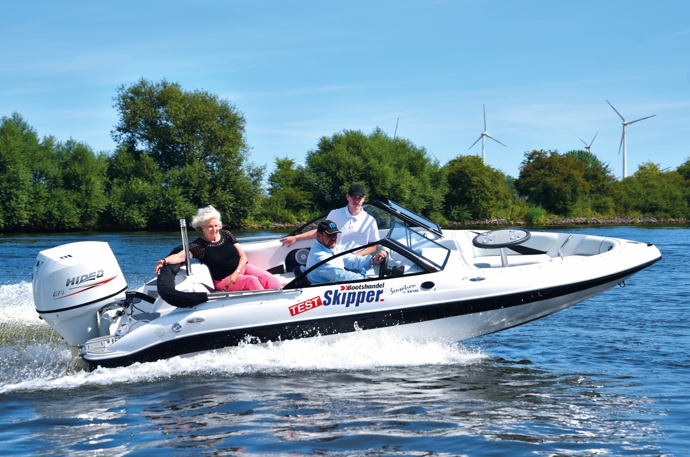 Die sportlich-sicheren Laufeigenschaftensind das größte Plus der
5,52 m langen Sensation SX180, die
mit dem Hidea 130 am Heck einen
Topspeed von 35 Knoten erreicht